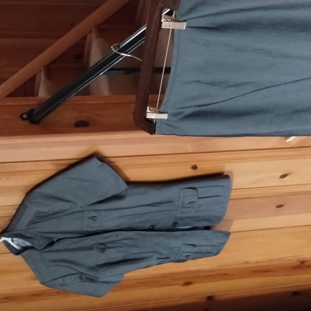 Tahari size 4 suit